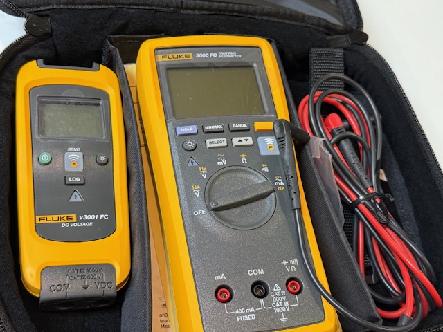 Fluke 3000 FC + V3001FC Combo Kit, Wireless Multimeter und DC-Spannungsmodul im Tasche, Fluke Connect fähig. | Zustand: Wie Neu