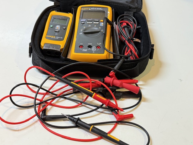Fluke 3000 FC + V3001FC Combo Kit, Wireless Multimeter und DC-Spannungsmodul im Tasche, Fluke Connect fähig. | Zustand: Wie Neu – Bild 2
