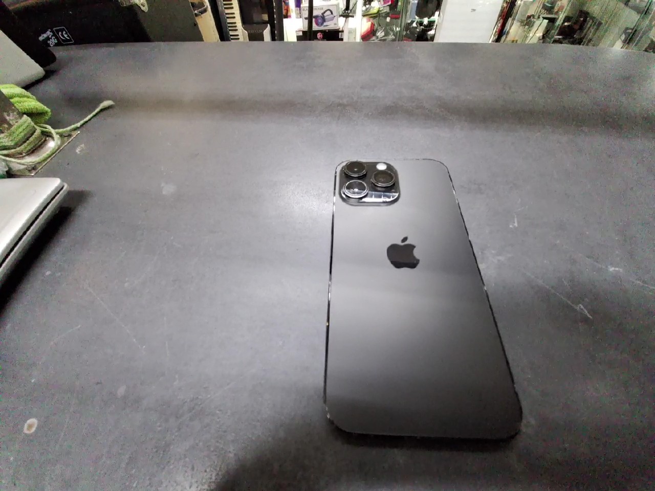 iPhone 14 Pro Max 256GB, Gebrauchsspuren auf Rahmen, am Glas neben der Kamera ist eine Kerbe | SimLock: Frei | Zustand: Gut | Farbe: schwarz | Akku: 89%