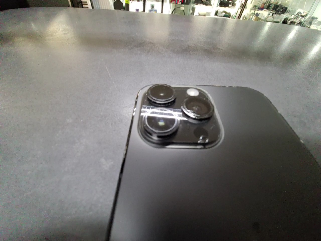 iPhone 14 Pro Max 256GB, Gebrauchsspuren auf Rahmen, am Glas neben der Kamera ist eine Kerbe | SimLock: Frei | Zustand: Gut | Farbe: schwarz | Akku: 89% – Bild 2