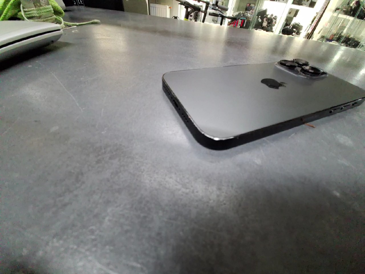 iPhone 14 Pro Max 256GB, Gebrauchsspuren auf Rahmen, am Glas neben der Kamera ist eine Kerbe | SimLock: Frei | Zustand: Gut | Farbe: schwarz | Akku: 89% – Bild 3