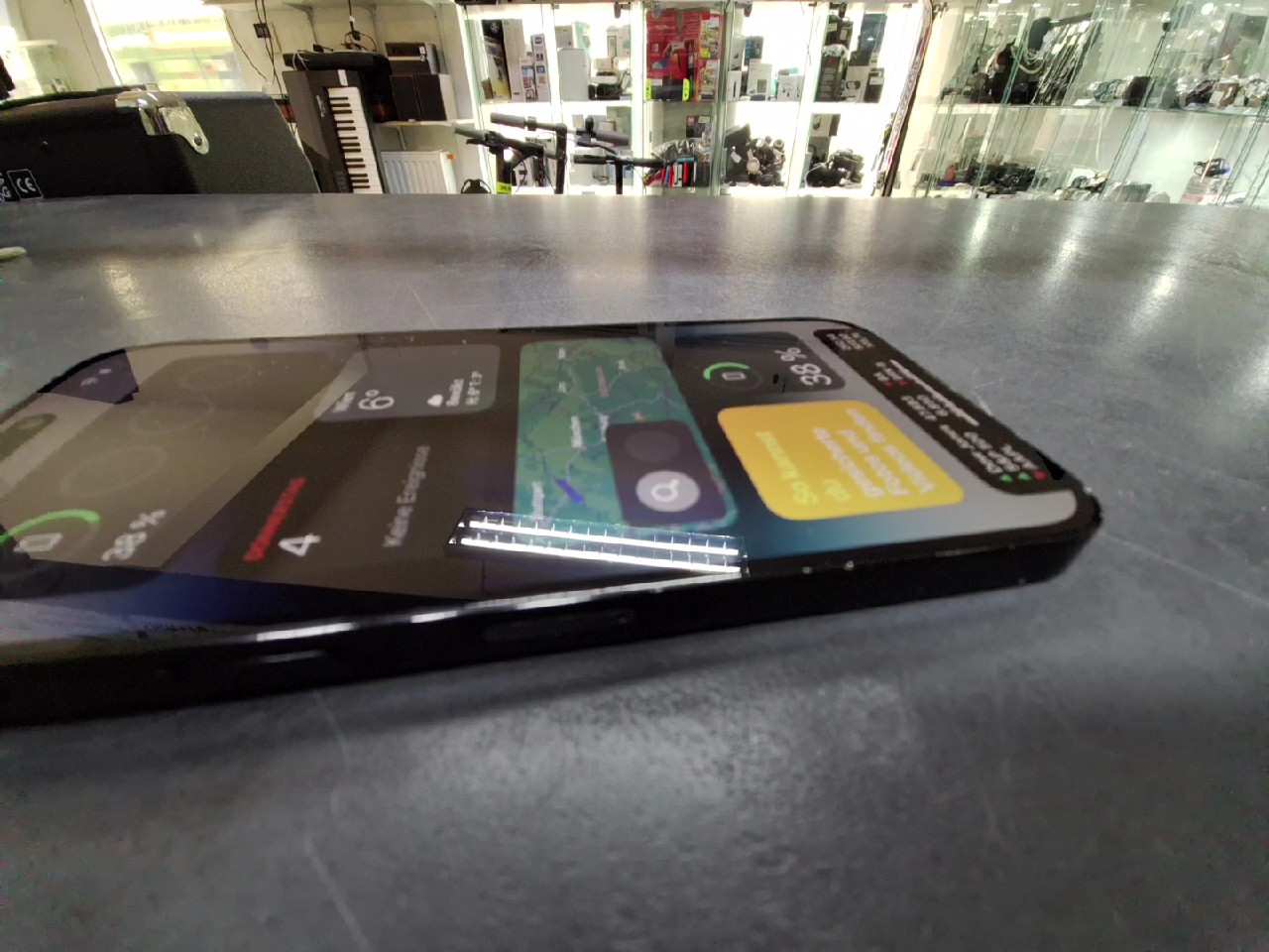 iPhone 14 Pro Max 256GB, Gebrauchsspuren auf Rahmen, am Glas neben der Kamera ist eine Kerbe | SimLock: Frei | Zustand: Gut | Farbe: schwarz | Akku: 89% – Bild 4