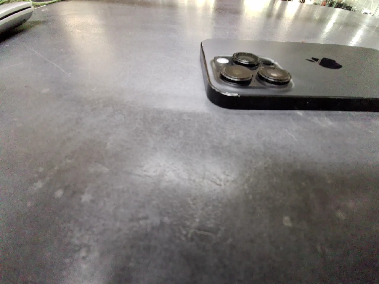 iPhone 14 Pro Max 256GB, Gebrauchsspuren auf Rahmen, am Glas neben der Kamera ist eine Kerbe | SimLock: Frei | Zustand: Gut | Farbe: schwarz | Akku: 89% – Bild 5