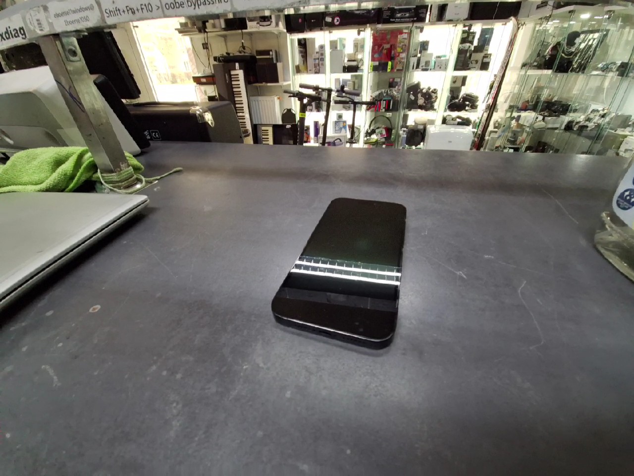 iPhone 14 Pro Max 256GB, Gebrauchsspuren auf Rahmen, am Glas neben der Kamera ist eine Kerbe | SimLock: Frei | Zustand: Gut | Farbe: schwarz | Akku: 89% – Bild 6