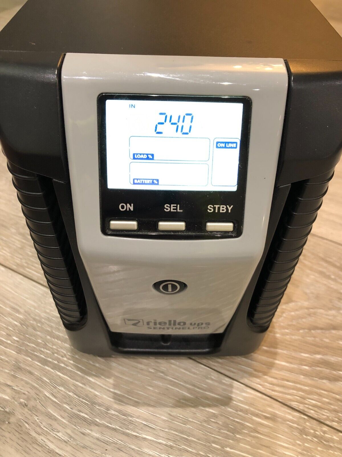 Riello Sentinel Pro SEP 700 A3, USV mit Online-Doppelwandler-Technologie, 700VA | 630W, 240V, Tower-Format, schwarz. | Zustand: Gut