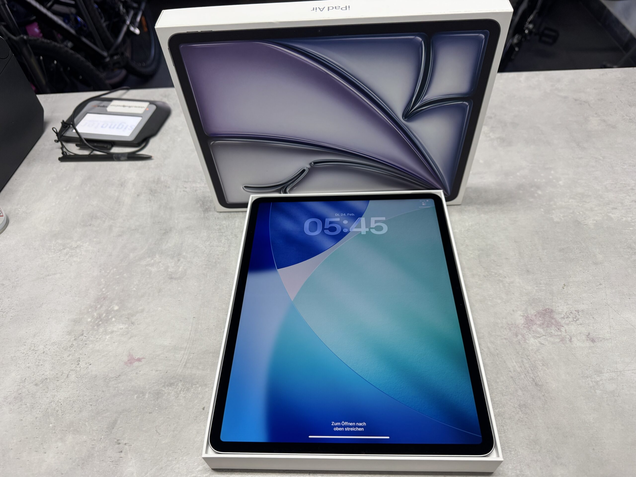 Apple iPad Air 13" (2024) Space Gray, 128GB, Wi-Fi, neuwertig, mit OVP und Rechnung | Zustand: Wie Neu | Farbe: silber – Bild 2
