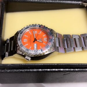 Seiko 5 Sports Orange Automatik, Orangefarbenes Zifferblatt, 100m WR, Automatikwerk mit 23 Steinen, Gebrauchsspuren am Armband, mit Box. | Zustand: Gebraucht | Farbe: gelb