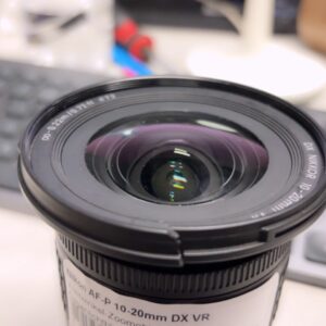 Nikon AF-P 10-20mm VR, Weitwinkel-Zoomobjektiv inkl. Gegenlichtblende und OVP.Riss am Gehäuse der Sonnenblender ! | Zustand: Gut