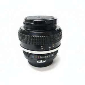 Nikon Nikkor 55mm f/1.2 AI (Schwarz), Lichtstarkes 55mm Objektiv für Nikon F-Mount, mit Lackabrieb und Staubeinschlüssen, inkl. Deckel und B+W Filter. | Zustand: Gebraucht