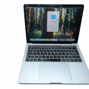 Apple MacBook Pro 13" 2019 512GB, i5 | 8GB RAM, Zyklen 909, silbernes Modell mit Dellen auf der Unterseite. | Zustand: In Ordnung