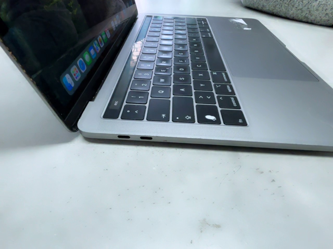 Apple MacBook Pro 13" 2019 512GB, i5 | 8GB RAM, Zyklen 909, silbernes Modell mit Dellen auf der Unterseite. | Zustand: In Ordnung – Bild 2