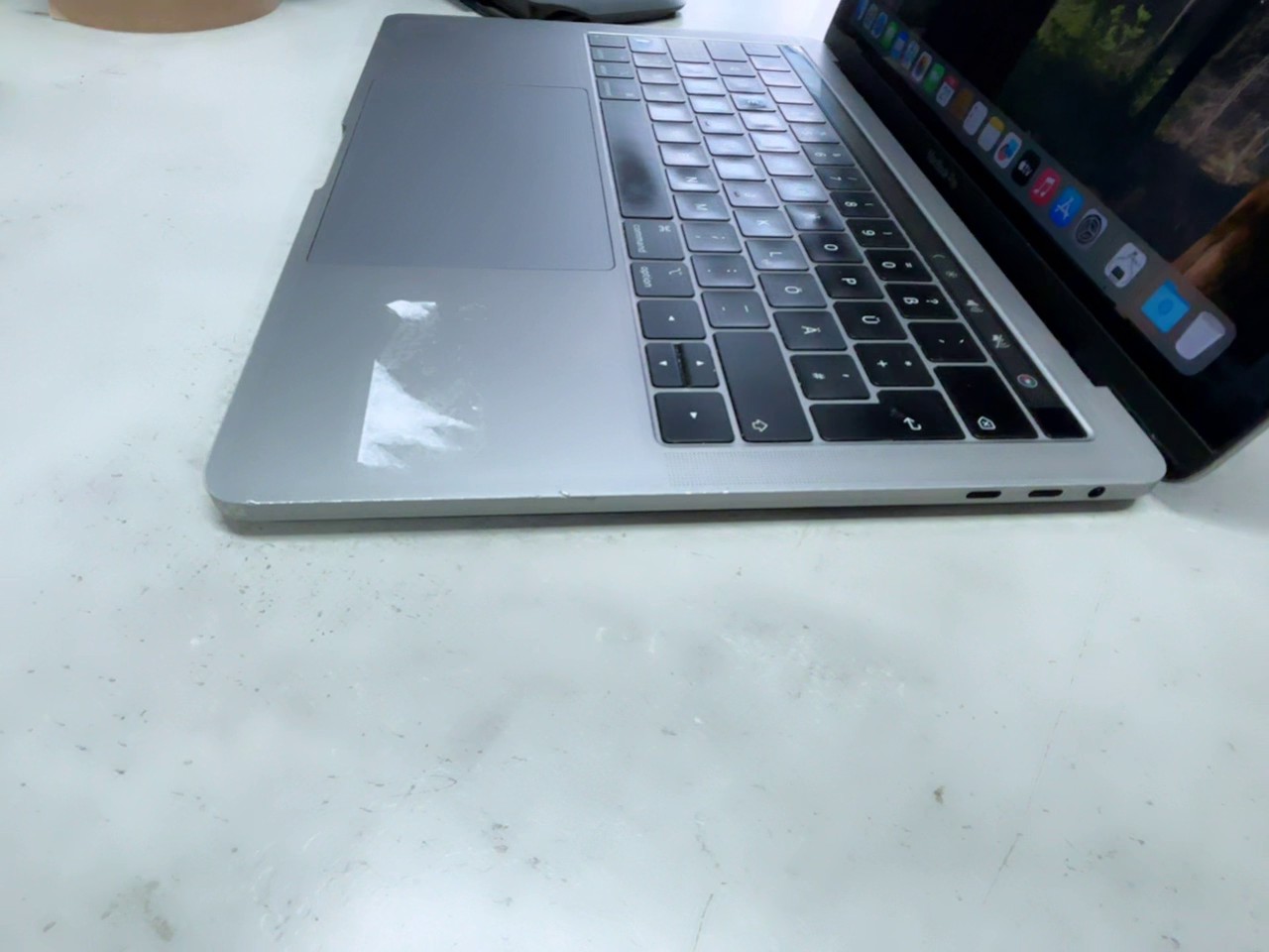 Apple MacBook Pro 13" 2019 512GB, i5 | 8GB RAM, Zyklen 909, silbernes Modell mit Dellen auf der Unterseite. | Zustand: In Ordnung – Bild 3