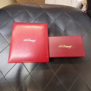 S.T. Dupont Ligne 1, Silberfarbenes Gasfeuerzeug mit vertikaler Guilloche, in Originalverpackung (ovp). | Zustand: Gut