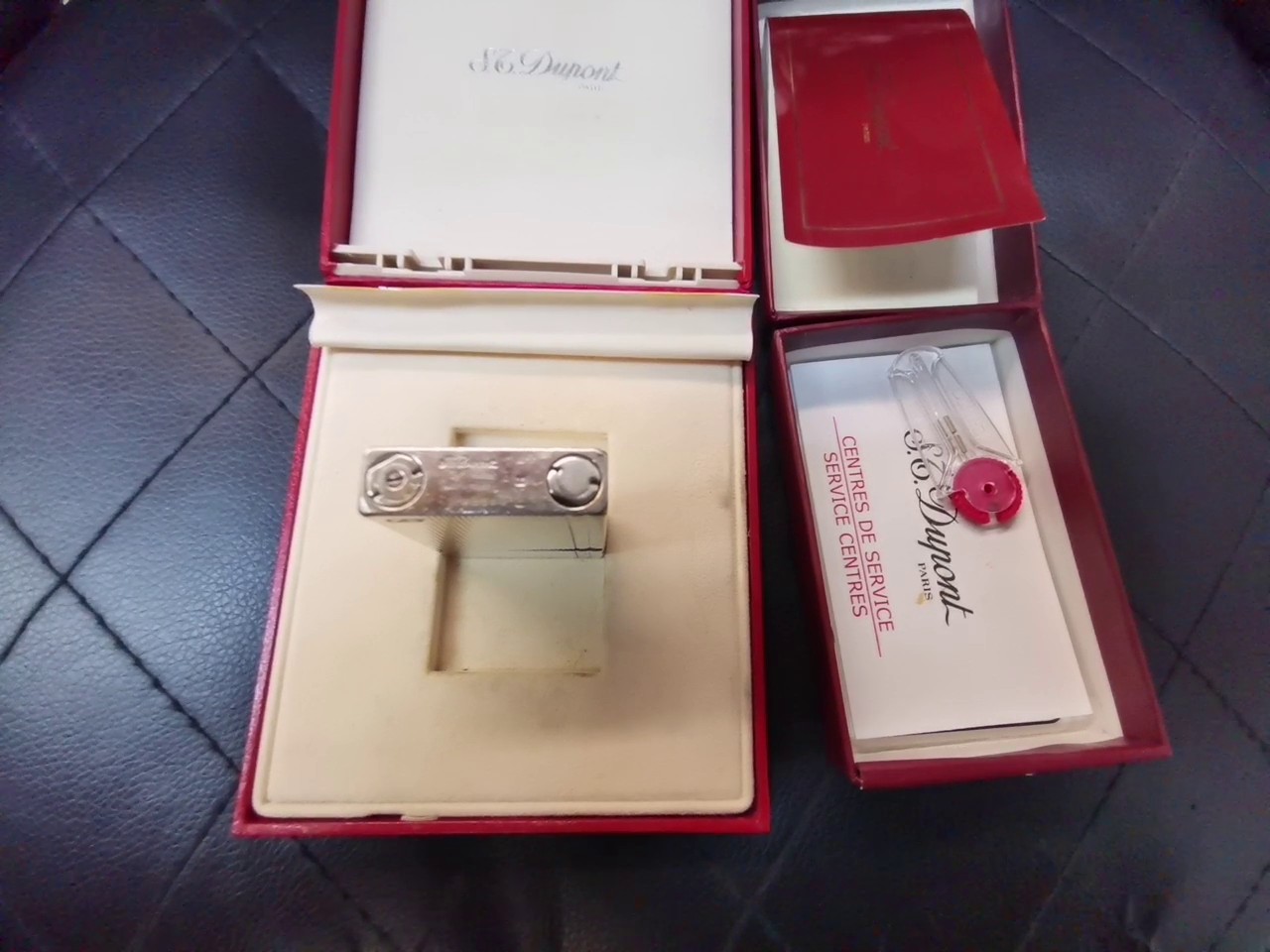 S.T. Dupont Ligne 1, Silberfarbenes Gasfeuerzeug mit vertikaler Guilloche, in Originalverpackung (ovp). | Zustand: Gut – Bild 4