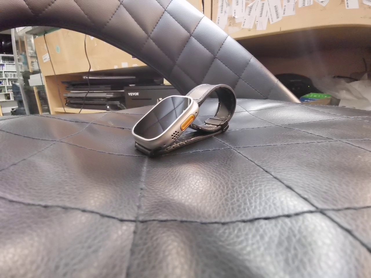 Apple Watch Ultra 2 Titan Trail Loop, Apple Watch Ultra 2 in Titan mit Trail Loop Band, inklusive Ladegerät. | Zustand: Sehr Gut – Bild 3