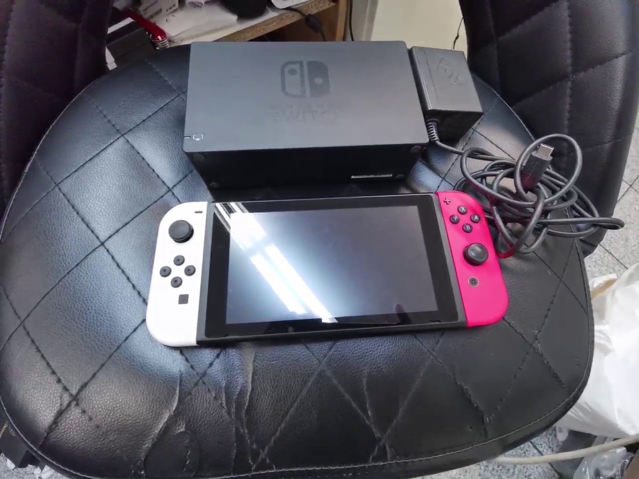 Nintendo Switch, Mit Ladegerät | Mit Dockingstation | Zustand: Gut | Farbe: schwarz – Bild 2