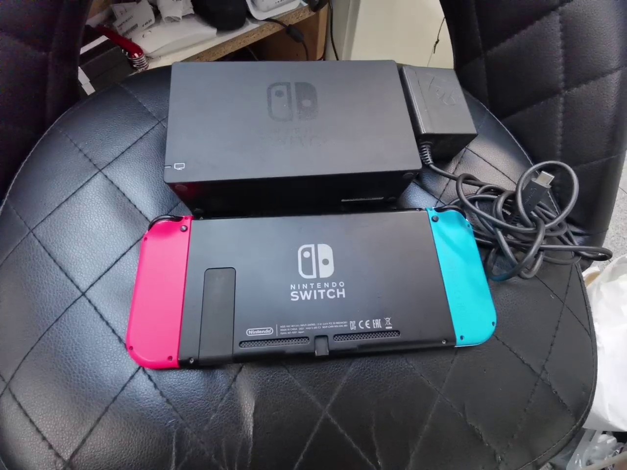 Nintendo Switch, Mit Ladegerät | Mit Dockingstation | Zustand: Gut | Farbe: schwarz – Bild 3