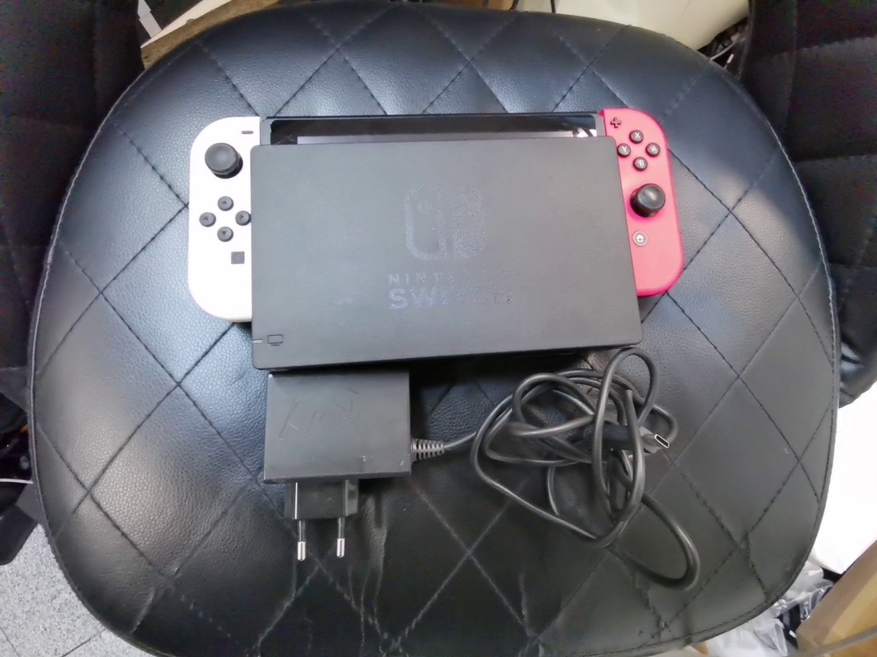 Nintendo Switch, Mit Ladegerät | Mit Dockingstation | Zustand: Gut | Farbe: schwarz – Bild 4