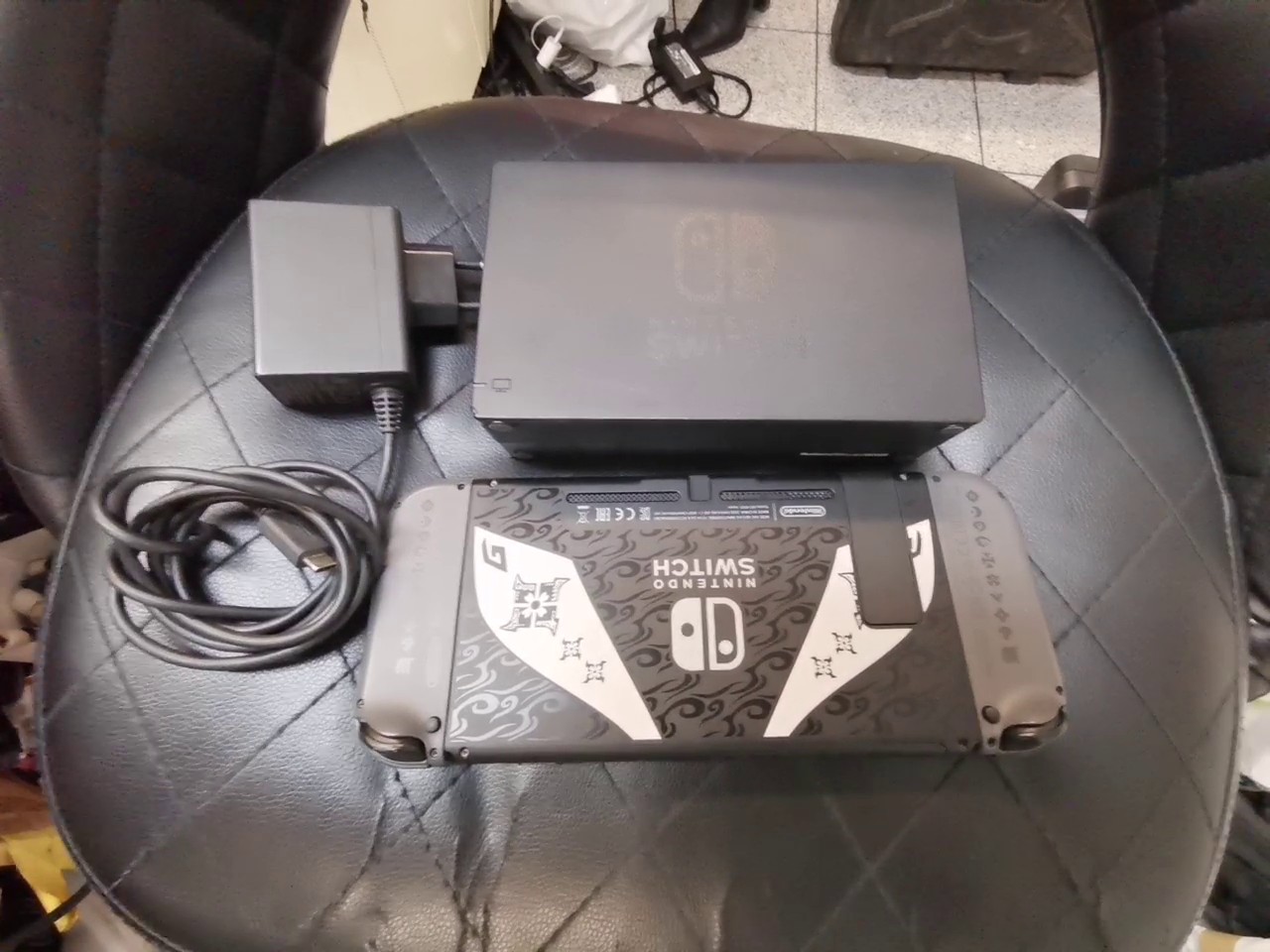 Nintendo Switch Limitid Edition , mit hülle | Zustand: Sehr Gut | Farbe: grau – Bild 2