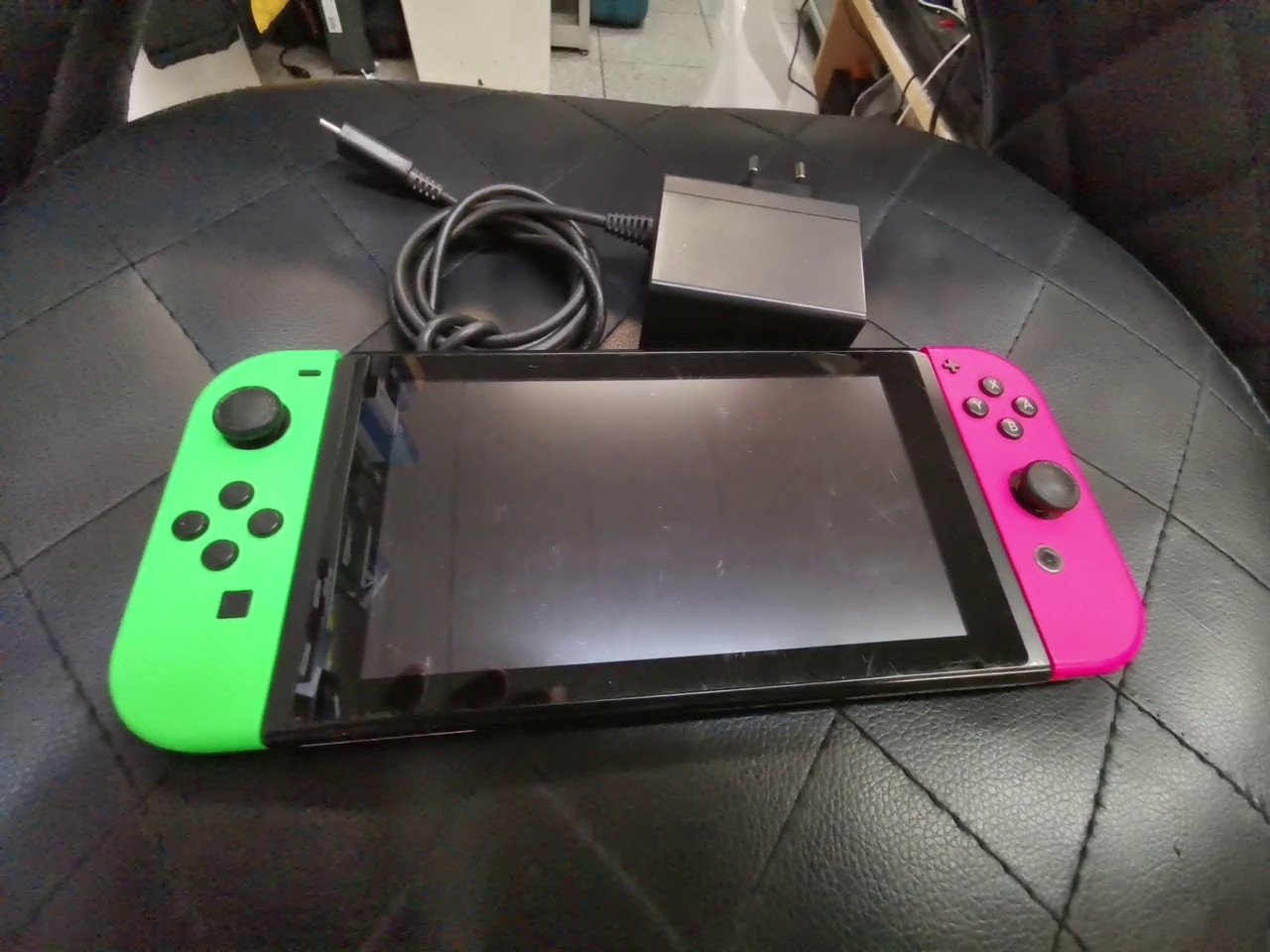 Nintendo Switch, Mit Ladegerät | Zustand: Gut | Farbe: schwarz – Bild 2