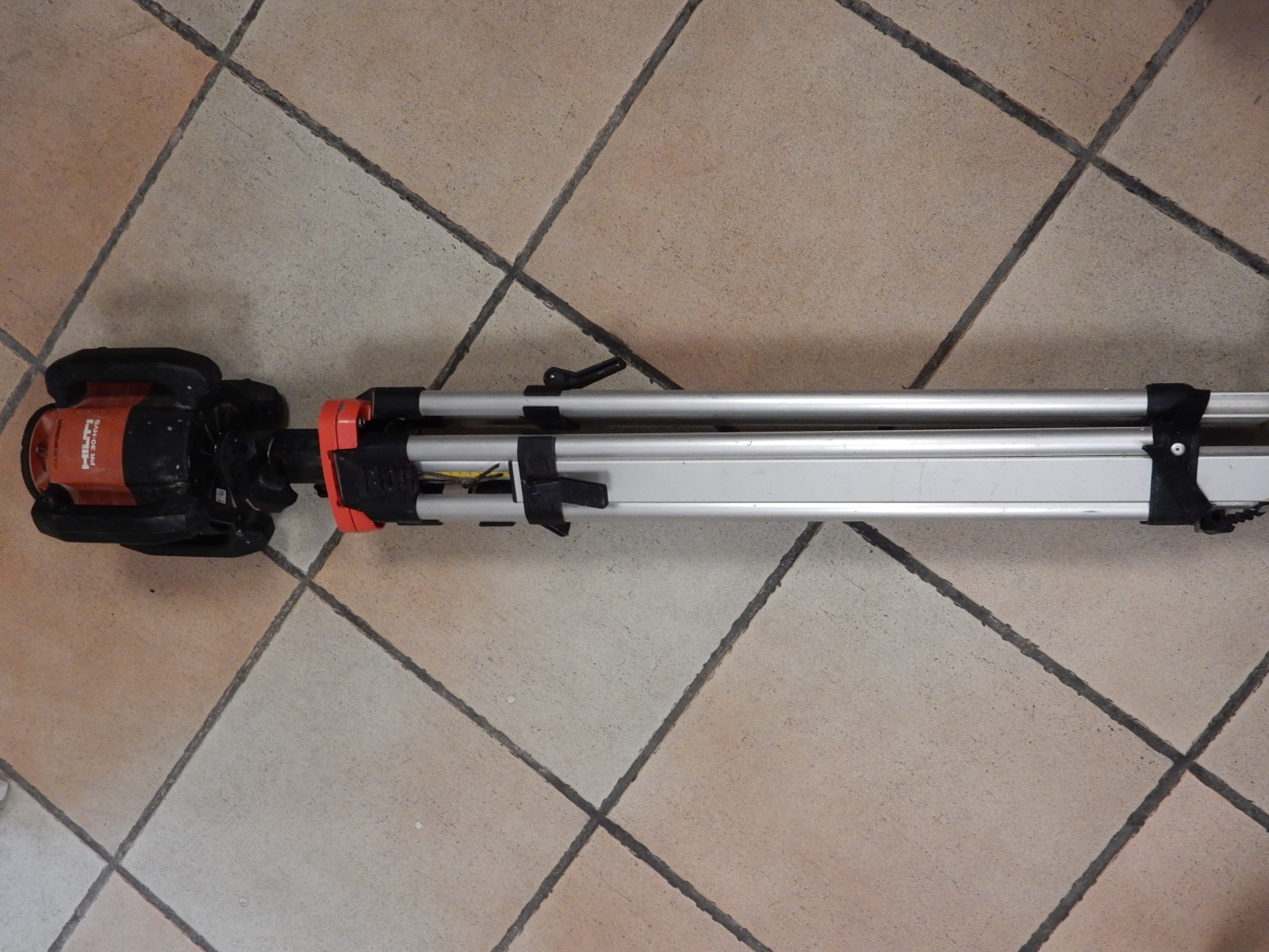 Hilti PR 30-HVS mit Stativ, Rotationslaser inkl. Akku und Empfänger (PRA 30), Netzteil fehlt. | Zustand: Gut – Bild 4
