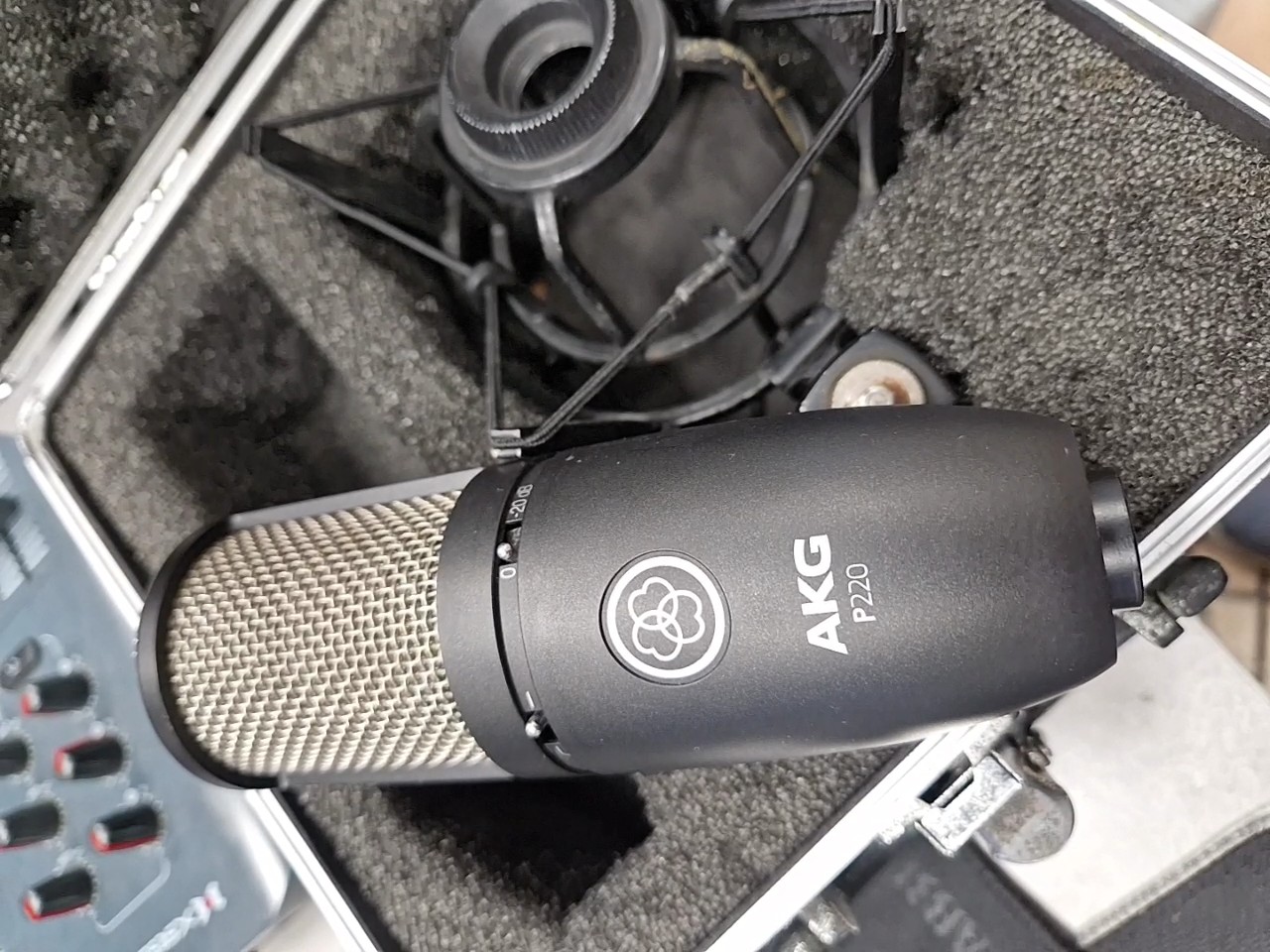 AKG P220 Schwarz, Großmembran-Kondensatormikrofon, Niere, 20Hz-20kHz, -20dB Pad, Low-Cut, inkl. Spinne & Koffer. | Zustand: Gut – Bild 2