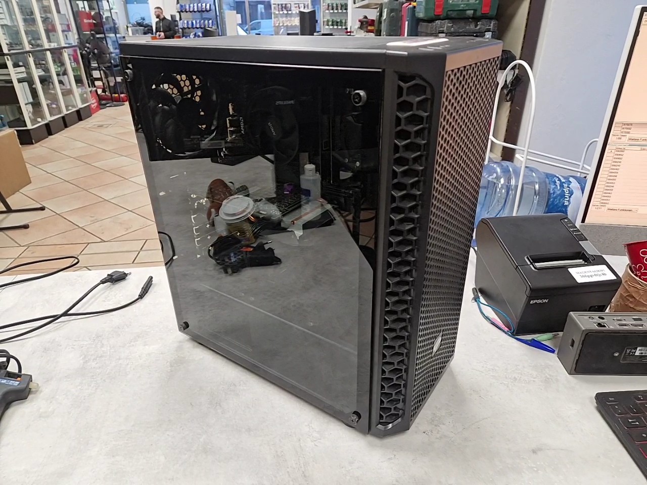 Eigenbau PC AMD Ryzen 5 GTX 1660 Ti, Custom PC mit Ryzen 5 3600, 16GB RAM, 512GB SSD, GTX 1660 Ti 6GB, Win 10 Pro. Gehäuse mit Glas und Wabenstruktur. | Zustand: Gut