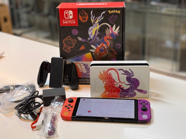 Nintendo Switch OLED Pokémon Karmesin/Purpur, Edition mit Dockingstation, Ladegerät und Verpackung | Zustand: Sehr Gut | Farbe: schwarz – Bild 3