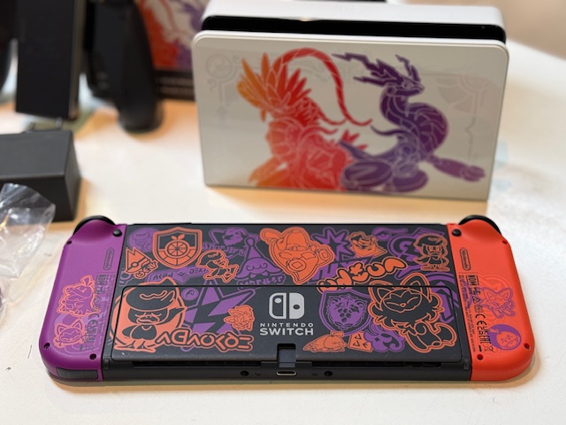 Nintendo Switch OLED Pokémon Karmesin/Purpur, Edition mit Dockingstation, Ladegerät und Verpackung | Zustand: Sehr Gut | Farbe: schwarz – Bild 4