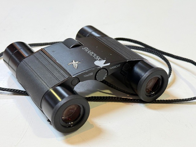 Swarovski Habicht 10x25B, Kompaktes, schwarz gehaltenes Fernglas, Made in Austria, faltbares Design. | Zustand: Gut
