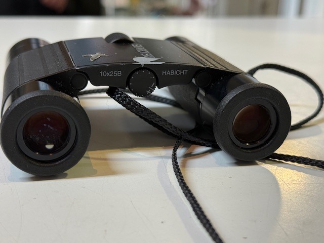 Swarovski Habicht 10x25B, Kompaktes, schwarz gehaltenes Fernglas, Made in Austria, faltbares Design. | Zustand: Gut – Bild 4