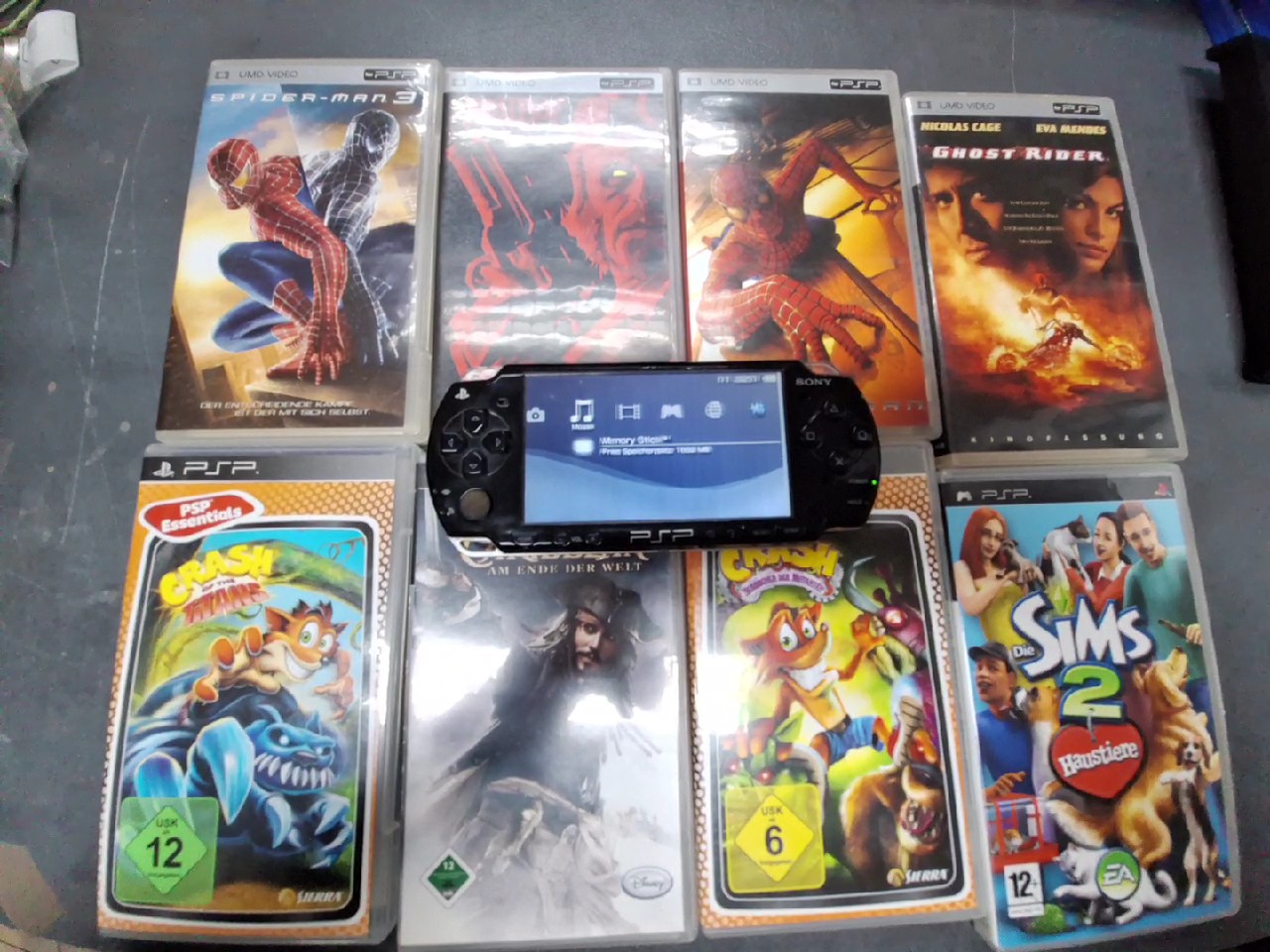 Sony PSP 2004 Schwarz, Konsole inkl. Ladegerät, 4 Spiele und 4 Filme (UMD). Display verbrannt, Adapter nicht original. | Zustand: In Ordnung | Farbe: schwarz – Bild 2