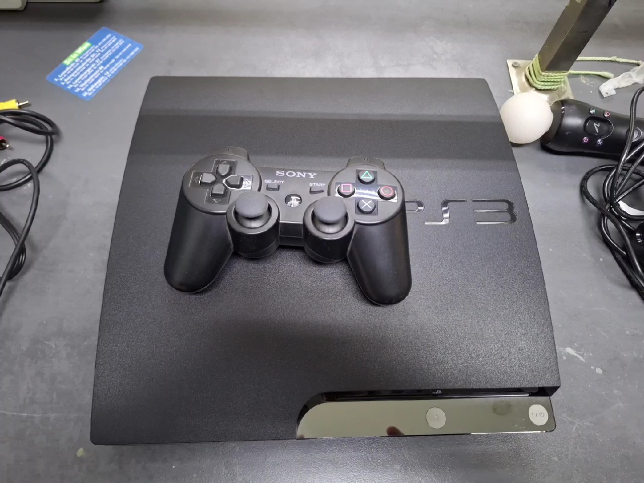 Sony PS3 Slim 320GB + Move + Spiel, PS3 Slim 320GB mit Controller, Kamera, Mikrofon, 1 Motion Controller und Spile Battlefield 3 als Geschenkt. | Zustand: Sehr Gut | Farbe: schwarz – Bild 2