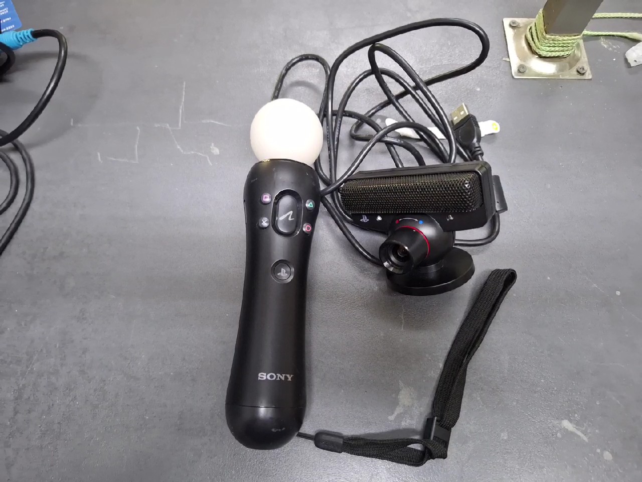 Sony PS3 Slim 320GB + Move + Spiel, PS3 Slim 320GB mit Controller, Kamera, Mikrofon, 1 Motion Controller und Spile Battlefield 3 als Geschenkt. | Zustand: Sehr Gut | Farbe: schwarz – Bild 4