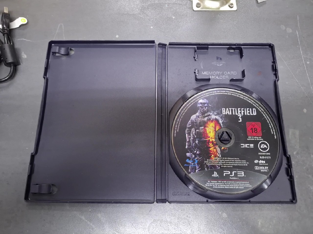 Sony PS3 Slim 320GB + Move + Spiel, PS3 Slim 320GB mit Controller, Kamera, Mikrofon, 1 Motion Controller und Spile Battlefield 3 als Geschenkt. | Zustand: Sehr Gut | Farbe: schwarz – Bild 5