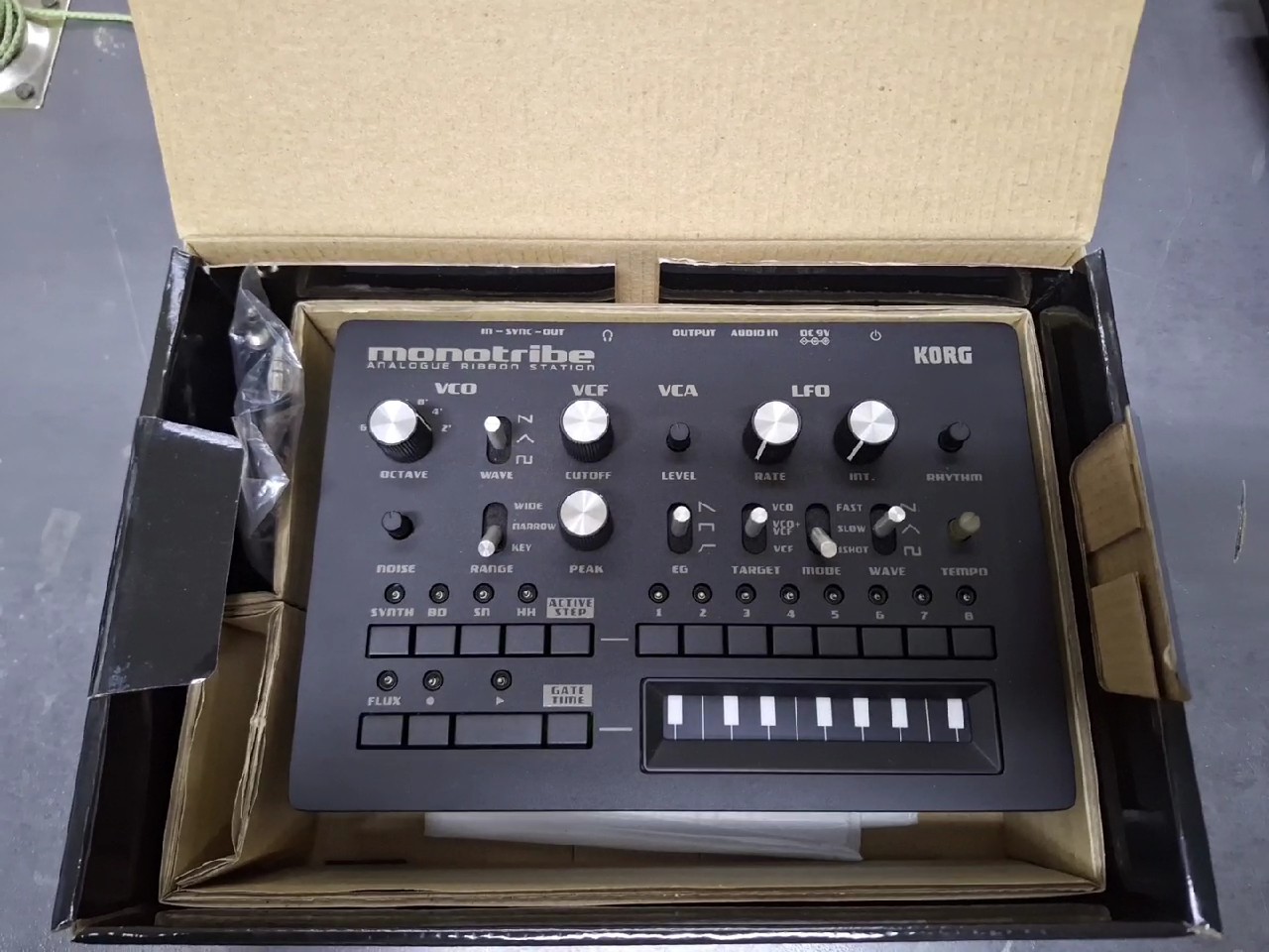 Korg Monotribe Schwarz, Analoge Ribbon Station mit Sequenzer und 3-teiliger Drum-Sektion, inkl. OVP | Zustand: Sehr Gut – Bild 2