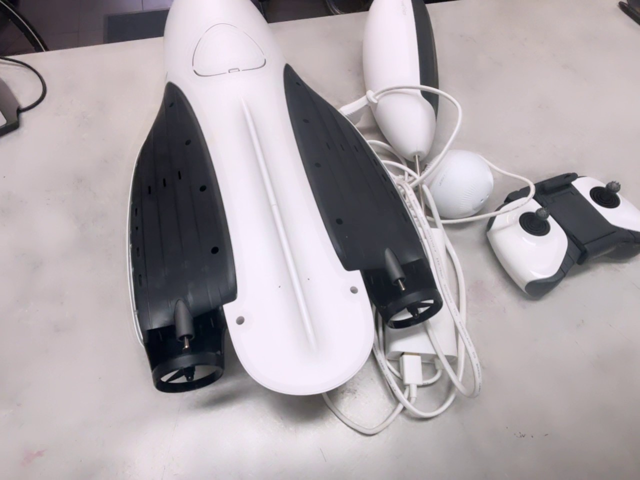 PowerVision PowerDolphin Wizard, Wasserdrohne mit 4K Kamera, Sonar und Köderbox, Fernsteuerung, weiß | schwarz | Zustand: Gut – Bild 3