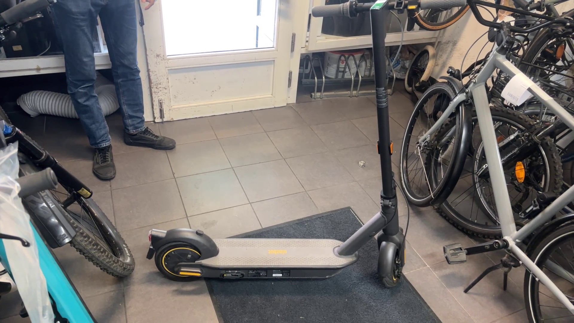 Ninebot MAX G30E II Roller, Elektroroller mit Ladegerät und Rechnung, guter Zustand, Reichweite bis 65 km.