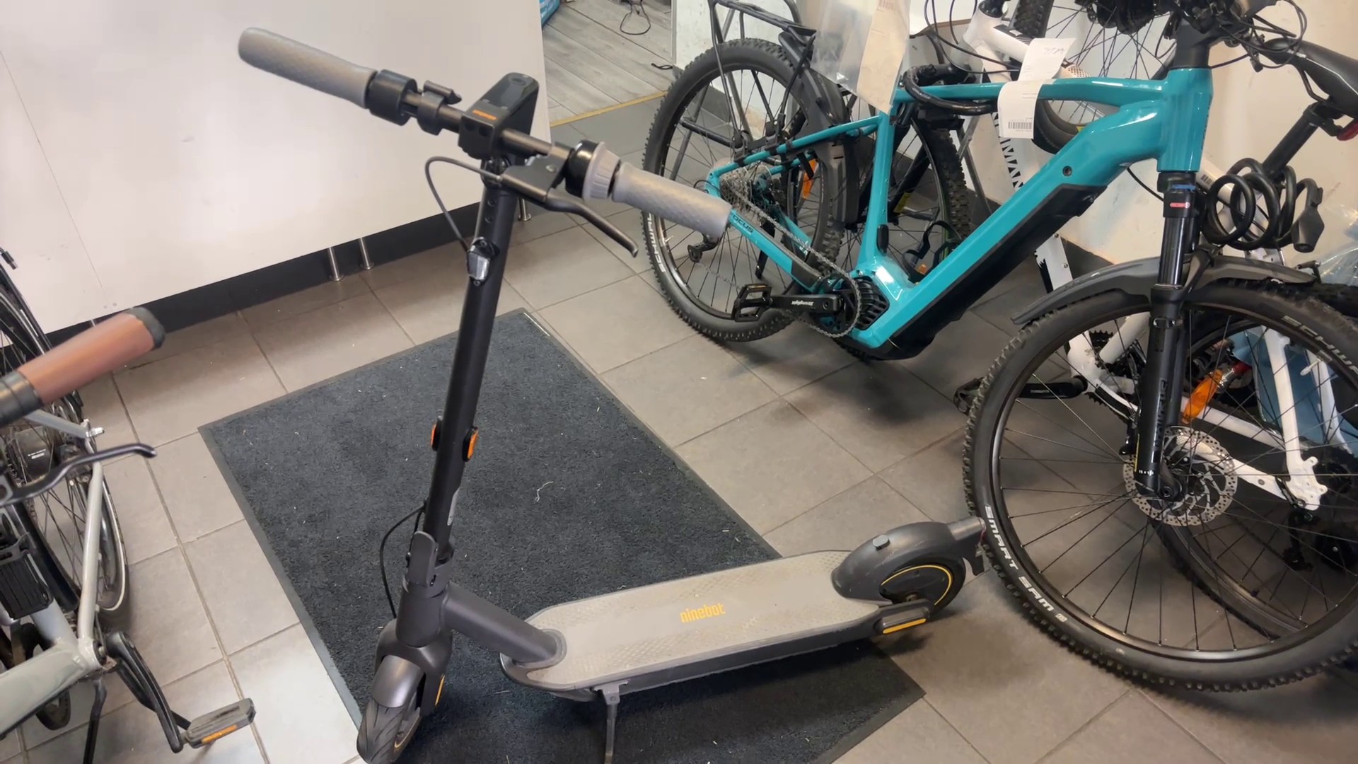 Ninebot MAX G30E II Roller, Elektroroller mit Ladegerät und Rechnung, guter Zustand, Reichweite bis 65 km. – Bild 3