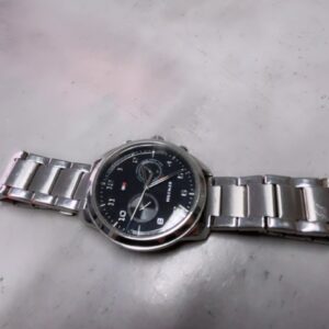 Tommy Hilfiger Edelstahl Uhr, Herrenuhr mit silbernem Edelstahlarmband und schwarzem Zifferblatt, Multifunktionsanzeige. | Zustand: Gut | Farbe: schwarz