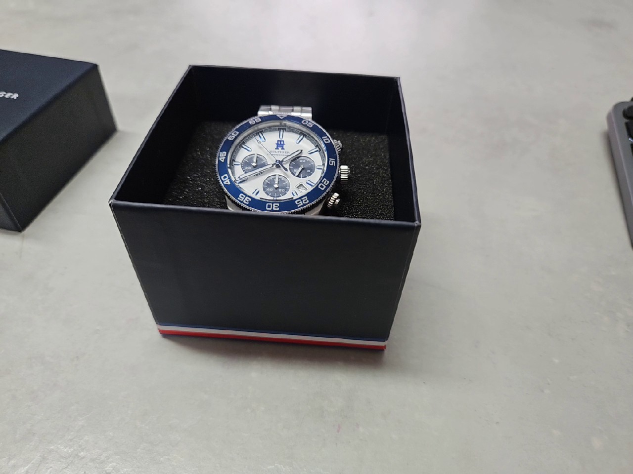Tommy Hilfiger 1791573, Blau/Weiß, Chronograph mit blauem Zifferblatt und Lünette, Edelstahlarmband, mit Verpackung. | Zustand: Sehr Gut | Farbe: silber