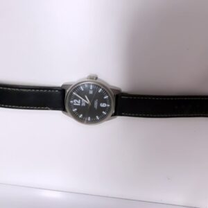 Arvis Automatic Chronometer, Herrenuhr mit schwarzem Zifferblatt, Automatikwerk, Datum, schwarzem Lederband, leichte Kratzer. | Zustand: Gut