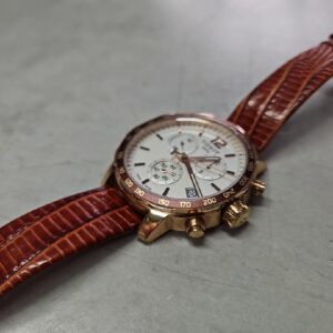 Tissot Quickster T095417A Roségold/Weiß, Chronograph mit weißem Zifferblatt, Tachymeter, Datum und braunem Lederband. Leichte Gebrauchsspuren. | Zustand: Gut | Farbe: schwarz