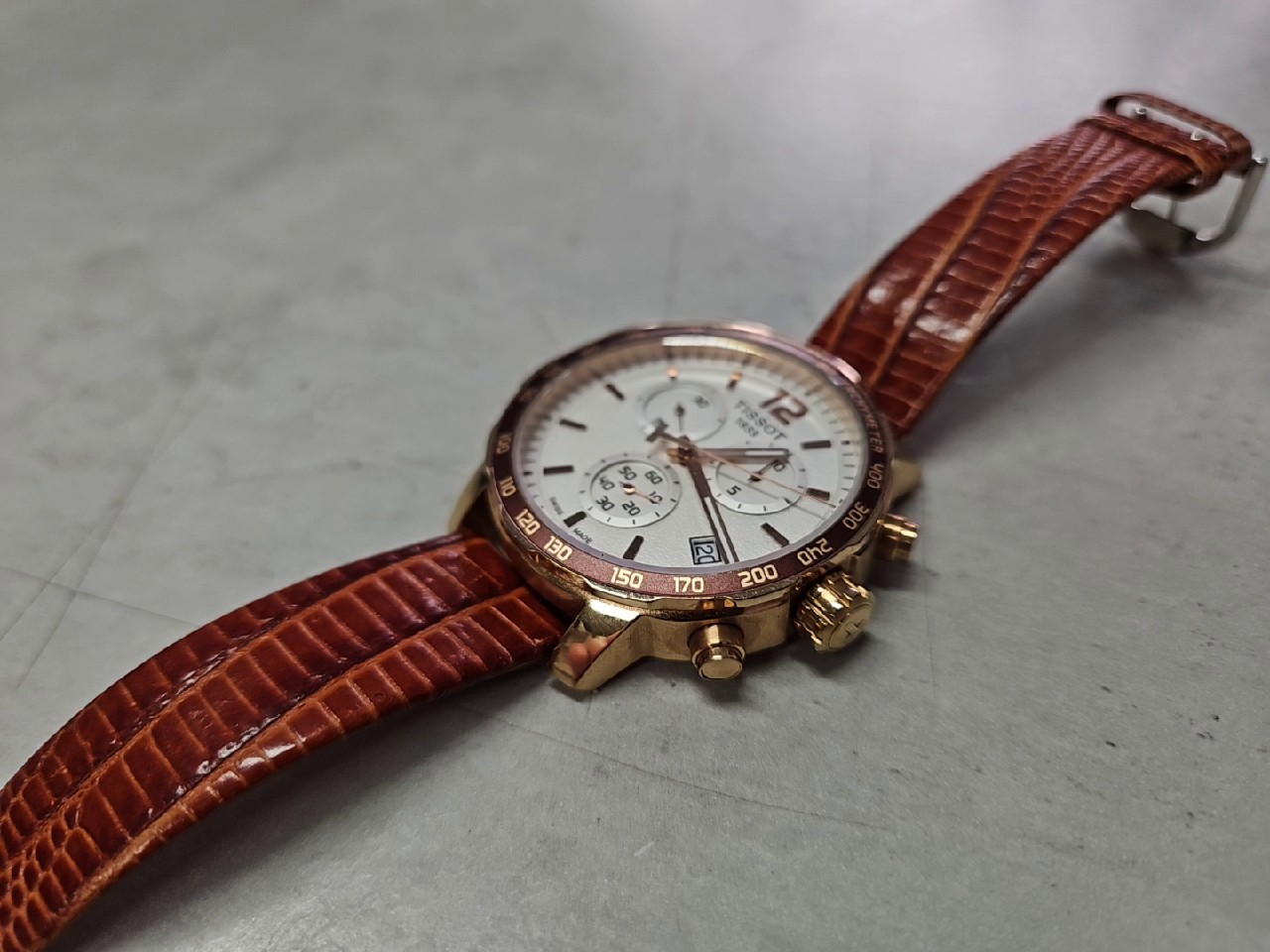 Tissot Quickster T095417A Roségold/Weiß, Chronograph mit weißem Zifferblatt, Tachymeter, Datum und braunem Lederband. Leichte Gebrauchsspuren. | Zustand: Gut | Farbe: schwarz