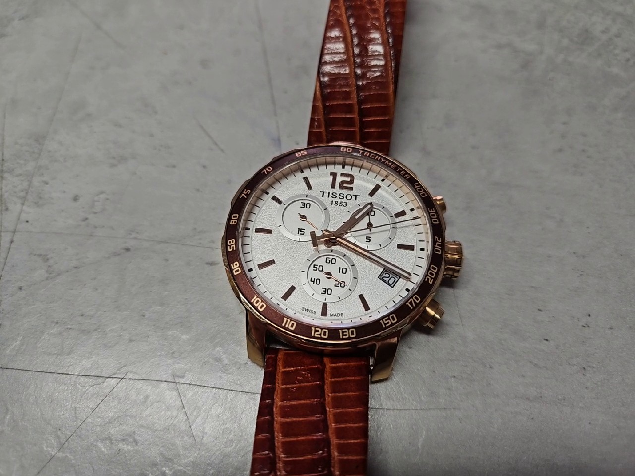 Tissot Quickster T095417A Roségold/Weiß, Chronograph mit weißem Zifferblatt, Tachymeter, Datum und braunem Lederband. Leichte Gebrauchsspuren. | Zustand: Gut | Farbe: schwarz – Bild 2