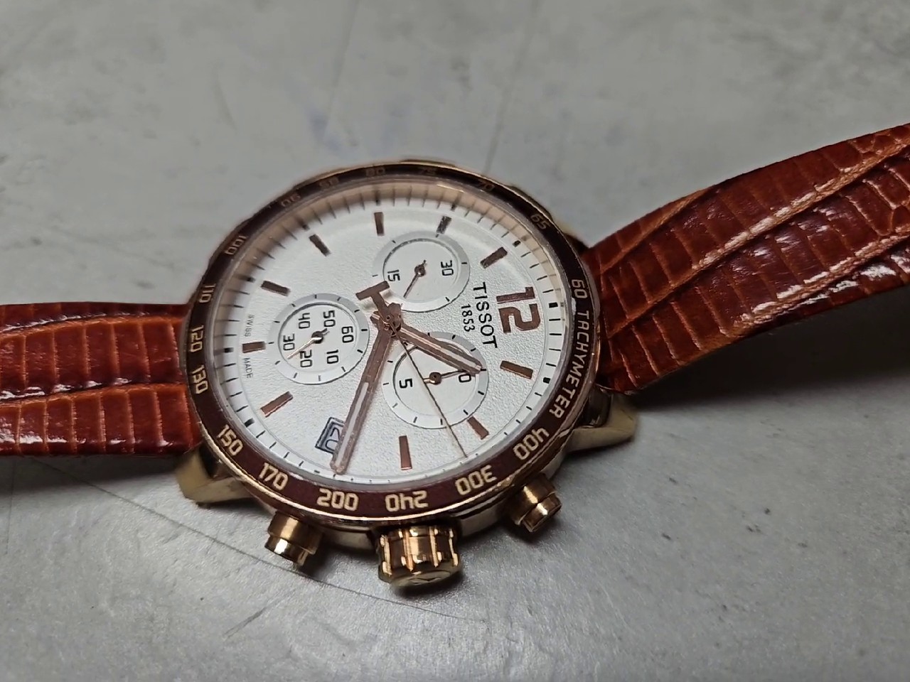 Tissot Quickster T095417A Roségold/Weiß, Chronograph mit weißem Zifferblatt, Tachymeter, Datum und braunem Lederband. Leichte Gebrauchsspuren. | Zustand: Gut | Farbe: schwarz – Bild 3