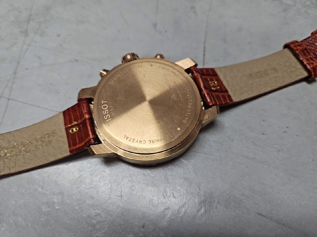 Tissot Quickster T095417A Roségold/Weiß, Chronograph mit weißem Zifferblatt, Tachymeter, Datum und braunem Lederband. Leichte Gebrauchsspuren. | Zustand: Gut | Farbe: schwarz – Bild 4