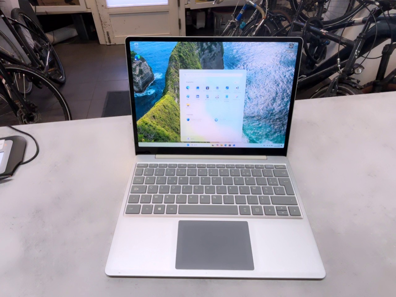 Microsoft Surface Laptop Go 1943, i5-1035G1 | 8GB RAM | 128GB SSD, 12.4 Zoll Touchscreen, Windows | Zustand: Gut