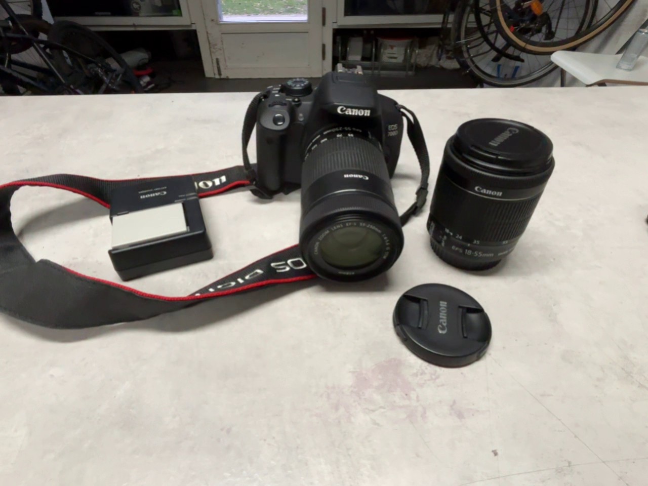 Canon EOS 400D Set, Mit 2 Objektiven (18-55mm, 55-250mm), 2 Akkus nit original canon und Ladegerät.und schwartze tasche | Zustand: Sehr Gut