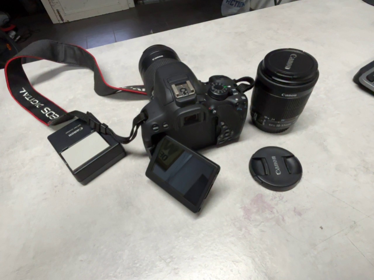 Canon EOS 400D Set, Mit 2 Objektiven (18-55mm, 55-250mm), 2 Akkus nit original canon und Ladegerät.und schwartze tasche | Zustand: Sehr Gut – Bild 2